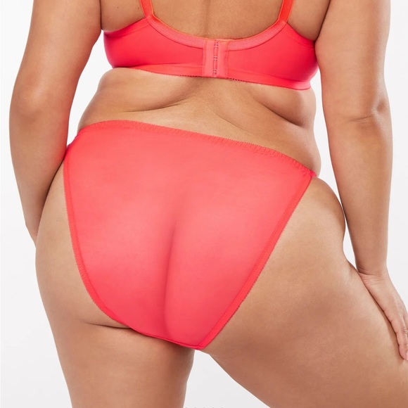 Savage X Fenty Foiled Sprigs
Embroidered String Bikini🌺🌺 - Picture 3 of 7